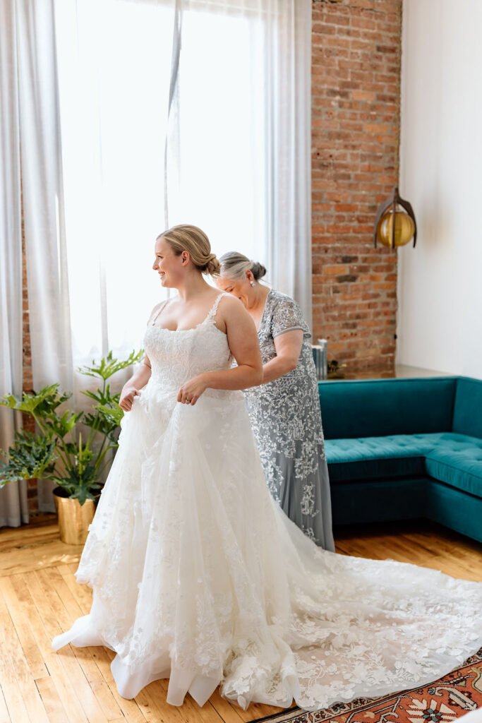 Chicago Bride getting ready
